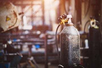 Steps on how to use oxy-acetylene tanks